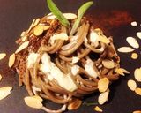 Foto del passaggio 5 della ricetta Bigoli al radicchio, con crema di gorgonzola, polvere di liquirizia e lamelle di mandorle tostate