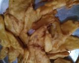 A picture of step 3 of Aloo k pkode.
