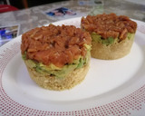 Foto del paso 2 de la receta: Timbal de tartar de salmón con cuscús y aguacate