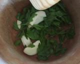 Foto del paso 2 de la receta: Merluza con costra de quinoa y ensalada de gulas