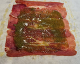 Foto del paso 2 de la receta: Solomillo al horno envuelto en jamón y pesto