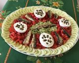 Une image de l'étape 10 de Salade de tomates, courgette et concombre aux sardines, câpres et mozzarella sauce malt.