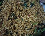 Foto langkah ke 5 dari resep Mie goreng jawa.