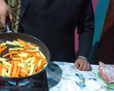 Foto del paso 2 de la receta: Lomo de cerdo mechado con guarnición de verduras salteadas
