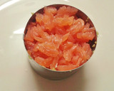 Foto del paso 6 de la receta: Ensalada de salmón con aguacates, queso fresco y tomate