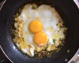 Foto langkah ke 3 dari resep Nasi telor ceplok kecap.
