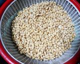 Foto langkah ke 1 dari resep Kacang Kedelai Goreng.