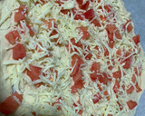 Foto del paso 2 de la receta: Pizza casera de tomate, queso de cabra y albahaca fresca