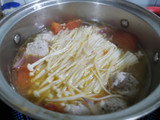 Canh nấm kim châm nấu thịt viên