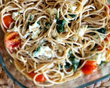 Foto del paso 4 de la receta: Pasta con cherry, feta y espinacas