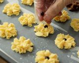 Foto langkah ke 5 dari resep Kue Semprit Devina Hermawan.