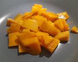 Foto del paso 1 de la receta: Rodaballo con aceite de perejil y cebollino con coolie de mango