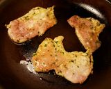 Foto del paso 7 de la receta: Filetes de muslos de pollo, con especias libanesas y huevos fritos de corral con aderezo de ajos fritos
