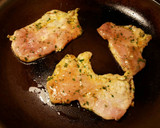 Foto del paso 7 de la receta: Filetes de muslos de pollo, con especias libanesas y huevos fritos de corral con aderezo de ajos fritos