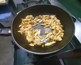 รูปขั้นตอนการทำที่ 4 ของ ผัดมันแกวทวิเห็ด Yam bean fried with 2 types of mushrooms