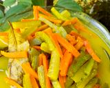 Foto langkah ke 4 dari resep Acar Timur Wortel Kuning.