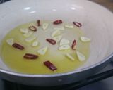 A picture of step 2 of Spaghetti with Garlic, Oil, and Chili Pepper (Spaghetti aglio, olio e peperoncino).