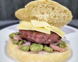 Foto del paso 4 de la receta Burger ibérica con habas, panceta y quesos