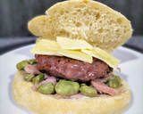 Foto del paso 4 de la receta: Burger ibérica con habas, panceta y quesos