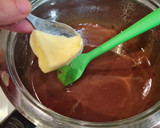 Foto del paso 9 de la receta: Bizcocho de leche condensada y cacao con cobertura de chocolate