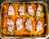 Baconbe tekert csirkemell, fűszeres sütőtökös krumplival sütve recept fázis 3 fotója