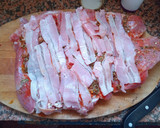 Foto del paso 4 de la receta: BONDIOLA RELLENA CON, PANCETA QUESO, Morrón, ACEITUNAS