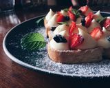 Foto langkah ke 6 dari resep Strawberry Cream Toast#kamisMANIS.