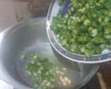 A picture of step 2 of Tomato bhindi.