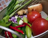 Foto langkah ke 2 dari resep Sayur Ikan Tongkol Belimbing Wuluh.