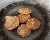 A picture of step 2 of Jaggery sonth.