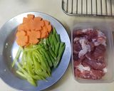 รูปขั้นตอนการทำที่ 1 ของ หมูผัดพริกหนุ่ม