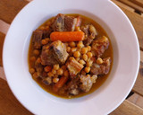 Foto del paso 9 de la receta: Costillas guisadas al Oporto con panceta, garbanzos y zanahorias baby
