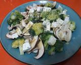 Foto del paso 2 de la receta: Ensalada de brócoli, champiñones y miel