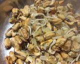 Foto del paso 4 de la receta: Arroz con mejillones, surimi, azafrán y pimentón