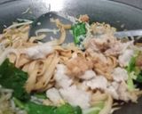 Foto langkah ke 5 dari resep Kuetiaw goreng.