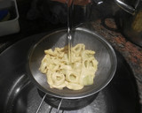 Foto del paso 2 de la receta: Tortellinis rellenos con salsa de tomate, nata y bacon