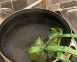Foto langkah ke 5 dari resep Bacang Ketan Isi Daging Ayam Jamur.