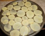 Foto del paso 2 de la receta: Chuletas de cerdo vetadas asadas a la plancha y chips de papas a la parmesana
