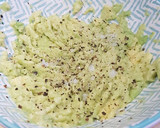 Foto del paso 1 de la receta: Tostas con falso guacamole y salmón ahumado