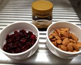 รูปขั้นตอนการทำที่ 1 ของ Almond Berry Honey Snack
