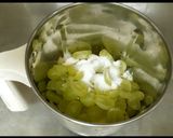A picture of step 2 of Apple Grapes Smoothie.