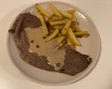 Foto del paso 6 de la receta: Filetes de ternera bávara en salsa a la pimienta con patatas