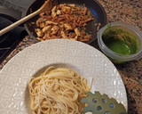 Foto del paso 4 de la receta: Pasta en salsa verde de espinaca con pollo, bacon y cebolla