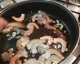 Foto del paso 2 de la receta: Fideos fritos con langostinos y emulsión de pimientos piquillo
