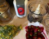 Foto langkah ke 1 dari resep Jus Strawberry toping Oreo Redvelvet.