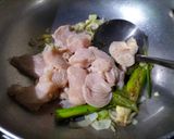 Foto langkah ke 3 dari resep Asem-asem Ayam Labu Siam.