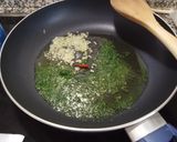 Foto del paso 2 de la receta: Gulas con gambas al ajillo, almejas, tomate frito y huevo