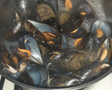 Foto del paso 1 de la receta: Mejillones picantes con patatas a la inglesa