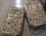 A picture of step 3 of Minced meat miso udon noodle.