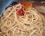 Foto del passaggio 5 della ricetta Spaghetti ai pomodorini freschi con capperi e olive